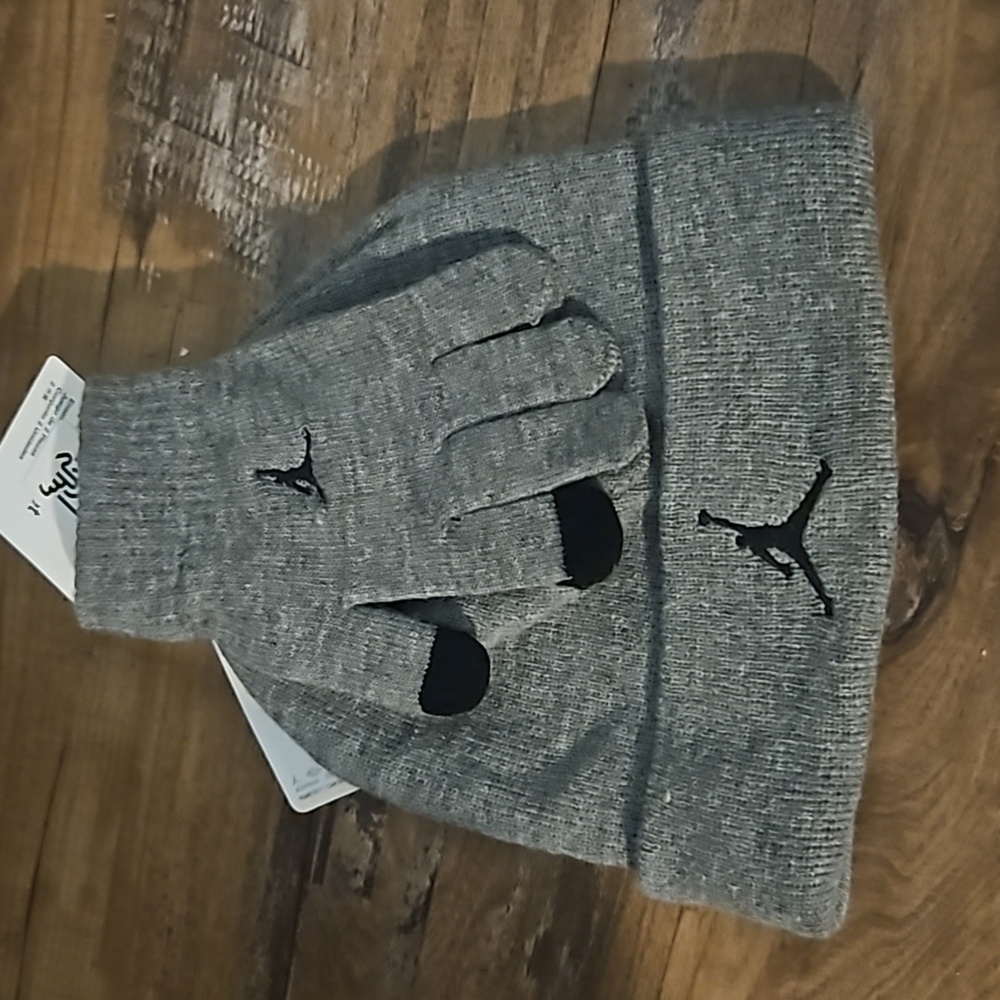 JORDAN 2 PIECE SET: HAT/GLOVES: GRAY: NEW WITH TAGS: YOUTH SIZE 8-20
